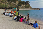 Studenti delle medie di Marciana Marina e delle elementari di Marciana a lezione sulla spiaggia di Sant'Andrea - Foto di Rocco Mussat sartor